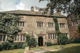 10 Of The Best Barn Wedding Venues In Cornwall Wedding Venues Cornwall Barn Wedding Venue Barn Wedding Photography