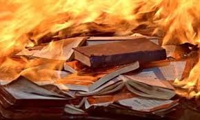 Resultado de imagen de imagenes de libros ardiendo