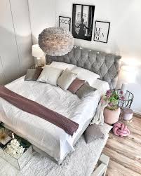 Romantisch Eingerichtetes Schlafzimmer Mit Luxus Boxspringbett In Grau Lampe Mit Federn Kissen In Den Farben Weiss Zimmer Dekor Schlafzimmer Lampe Romantisch