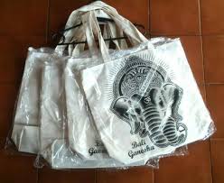 Kain berikut ini kami bentangkan pada permukaan bentangan serta mengikatnya di sekeliling bentangan dengan memaku pada sisi samping kayu dan bagian balik kayu. Tas Kain Blacu Bali Resleting Shopee Indonesia