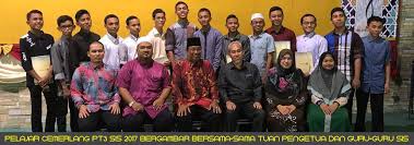 Sekolah ini terletak di atas sebidang tanah seluas 7.29 hektar di perasmian pembukaan sekolah ini telah dilakukan dalam tahun1962 oleh duli yang maha mulia paduka sri sultan yussuf izzudin shah (marhum ghafarullah). Pt3 2017 16 Pelajar Sis Mendapat Keputusan Cemerlang Sekolah Izzuddin Shah Sis Ipoh