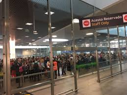 Aeroporto metro station lies at the southern edge of the terminal 1 arrivals area. Caos No Aeroporto Duas Horas De Espera Para Entrar Em Lisboa