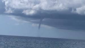 Le danger se situait au niveau des baigneurs et des surfeurs qui auraient pu se faire surprendre par cette tornade d'eau. Tornade En Mer Trombe D Eau Guadeloupe Le 24 11 2012 Youtube