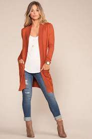 Cozy And Cute With The Kokette Rust Cardigan Sweater A Perfectly Oversized Open Front And Long Sleeves With Pockets Are S Ropa Moda Casual Mujer Ropa De Moda