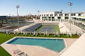 Esta conocida academia de tenis internacional y con excelente localidad ofrece una combinación única que permite a los amantes del tenis disfrutar de una experiencia inolvidable bajo el sol mediterráneo. Rafael Nadal Tennis Academy Mallorca