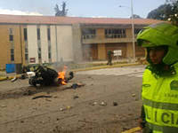 Bogotá — ocho personas murieron y, hasta el momento, veintitrés resultaron heridas en un ataque con carro bomba en una academia policial, suceso que despertó miedos de que regrese el pasado. Explota Carro Bomba En La Escuela De Policia General Santander De Bogota Periodismo Publico