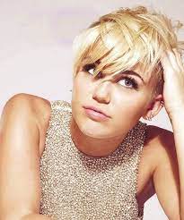 Vorher trug miley die obere haarpartie etwas länger und stylte sie mit gel nach oben. Pin Auf Neu Frisuren Stile 2018 2019