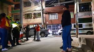 El alcalde de bogotá, enrique peñalosa, también decretó el viernes un toque de queda en las localidades de bosa, kennedy y ciudad bolívar desde las 20:00 hora local hasta las 05:00 horas de este sábado debido a los graves disturbios que ocurrido durante todo el día en esas zonas de la. Toque De Queda En Colombia De Cuanto Son Las Multas Y Comparendos Por Saltarselo As Colombia