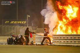 Please be aware that there is some graphic footage included in this video. Schwerer Feuer Unfall Von Grosjean Cockpitschutz Halo Als Lebensretter
