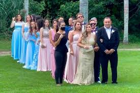 No dia 28 de fevereiro deste ano, o volante do flamengo thiago maia, de 24 anos, se casou com a cantora gospel isadora pompeo, de 21 anos, em uma casa de festas do rio. Confira As Fotos Do Casamento De Isadora Pompeo E Thiago Maia Radio Gospel Semadecar