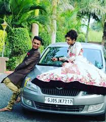 If your wedding banquet is at fullerton hotel, this location is a must on your list of photoshoot. All The Viral Wedding Photos The Internet Fell In Love Couple Photo Pose With Car