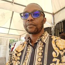 This pikin too like money 🤣🤣😂😂😂😂