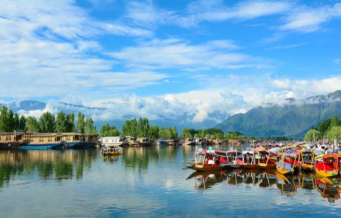 Dal Lake floating market Kashmir