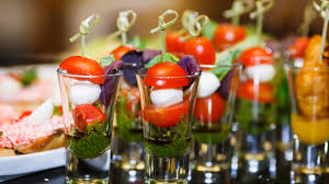 Preparata con ingredienti salati diventa una crema deliziosa ottima da spalmare sui crostini la mousse è una preparazione di origine francese che può essere sia dolce che salata. Bicchierini Per Finger Food Le Ricette Da Mangiare In Piedi Melarossa