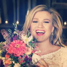 Vencedora da 1ª edição, Kelly Clarkson pode voltar ao “American Idol” como  jurada