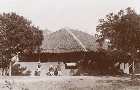 Dak Bungalow, India, c.1875— A solitary colonial rest house, one of thousands built across British India to serve the dak (postal) network. Constructed of brick and lime plaster with a high-pitched, tiled