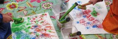 creatief verven met een spons afwaskwast knutselen met peuters creatief verfkunst