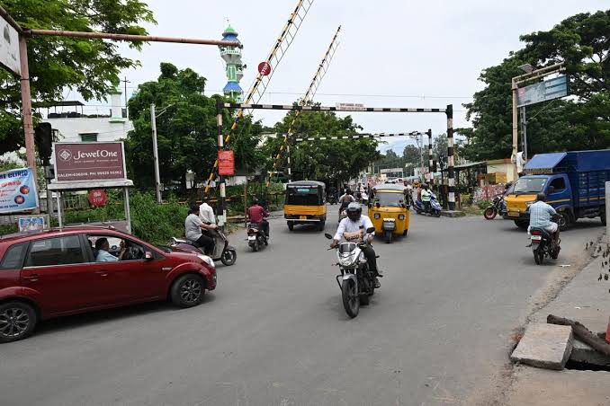 Open level crossing gate despite approaching train causes commotion near Katpadi - The Hindu