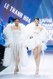 Thanh Hằng diện thiết kế Lê Thanh Hòa mở màn Tuần lễ thời trang quốc tế  Việt Nam 2023 - Tuổi Trẻ Online