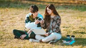 Gak hanya pemeran utama, ia juga dapat tawaran untuk hadir sebagai cameo, lho. Kim Seon Ho Will Make A Cameo Appearance In Run On Kdramastars