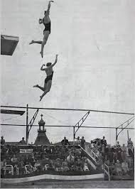 Sympathique Photo D Un Beau Plongeon Synchronise D Un Couple Nicois A La Piscine Du Piol En 1934 Plongeon Synchronise Nice Histoire De La Ville