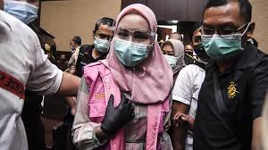 Jaksa pinangki sirna malasari (kiri) bersiap menjadi saksi dalam sidang lanjutan perkara dugaan hakim pengadilan tinggi dki jakarta memangkas hukuman jaksa pinangki yang sebelumnya. Gaya Jaksa Pinangki Hadiri Sidang Perdana Pakai Jilbab Pink Nasional Tempo Co