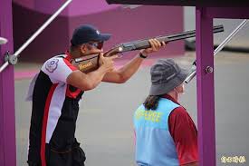 楊昆弼，臺灣男子射擊運動員，出生於彰化縣二水鄉。 2018 年亞洲運動會射擊比賽與林怡君參加不定向飛靶混合團體賽，資格賽以破世界紀錄的 146 分晉級決賽，決賽以 42 分敗給黎巴嫩組合奪銀，男子不定向飛靶以平世界紀錄的 48 分奪金。 H Ej Kpcgpddqm