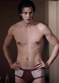 Bill Skarsgård nudo in una nuova serie - BitchyX