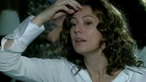 Flora chega na missa de 7º dia de Gonçalo, vê Irene sozinha chorando e  descobre que foi desmascarada: "matou o meu marido"