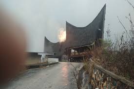 Rumah adat siwaluh jabu dan rumah adat batak karo bertiang tinggi. Diduga Tersambar Petir Rumah Adat Batak Di Km 6 Rangau Dilalap Api