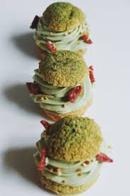 Choux Craquelin Matcha Creme Soyeuse Matcha Petits Choux Garnis De Compote De Griottes En Insert Et Chantilly Au Matcha Choux Craquelin Matcha