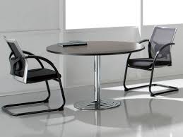 Une table ronde est une table de forme arrondie, elle se diffère ainsi des tables rectangulaires, carrée et ovales de par sa forme. Table De Reunion Ronde 4 Personnes Pas Cher