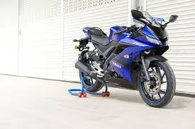 With liquid cooled, sohc and four valve engine, it can produce maximum power 19.04 bhp @ 10000 rpm along with 14.7 nm @ 8500 rpm maximum torque. Yamaha Hikes Price Of The R15 V3 0 By Rs 2000