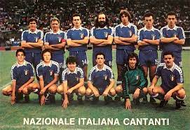 Sono molti i nomi di cantanti, famosi e meno. Nazionale Italiana Cantanti Storia E Fotografie