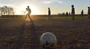 53962927 ninos jugando al futbol en el parque de la ilustracion. Informe Primer Plano Para Los Clubes De Barrio Pagar La Luz Es Un Lujo Mundo D