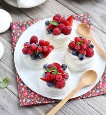 Mini Pavlova Aux Fruits Rouges Chantilly Au The Blanc Citron Vert Et Agrumes Recette Recettes De Cuisine Pavlova Et Recette