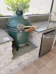 Poultry, lamb, beef and vegetables are naturally tastier because the juices and flavors stay locked smoker | the insulating ceramics of the big green egg allow you to precisely control the temperature even at low heat. The Big Green Egg Outdoor Kitchen Elegant Outdoor Kitchens