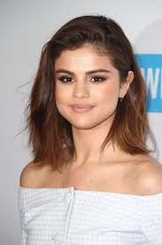 Selena Gomez Le 27 Avril 2017 Yeux Marron Selena Gomez Hair Selena Gomez Short Hair Selena Gomez Hair Color