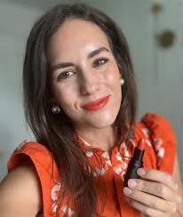 This one is for my Autumn Girlies! 🍁🍁🍁🍁 I wanted to share my go-to lip  shade to wear with orange because it took me awhile to figure out what  shade harmonizes best