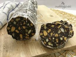 Per preparare il salame di cioccolato, per prima cosa tirate fuori dal frigorifero gli ingredienti in modo che siano a temperatura ambiente. Salame Di Cioccolato Senza Uova Mollichedizucchero