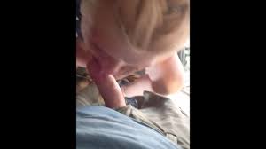 Vanity chupando esse pau como um cachorro