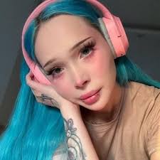 Sandra Lamp's Instagram, Twitter & Facebook