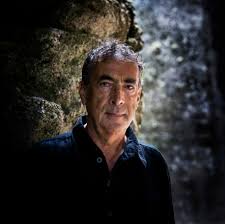 2007 startete hubert von goisern auf einem kleinen zur bühne umgebautes frachtschiff die linz europa tour , eine tournee durch viele länder europas. 7 Juli Lesung Mit Hubert Von Goisern Voi Kultur Am Markt