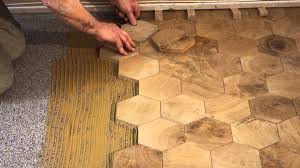 La Pose De Paves Hexagone En Chene Massif Http Www Parquets De Tradition Com Type Pave Bois Debout Htm Carrelage En Bois Bois Debout Bois