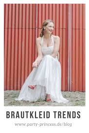 Traumhafte standesamtkleider für braut & gäste bei p&c große auswahl beliebter marken online & offline jetzt zu p&c Eine Sehr Coole Kombination Weisses Brautkleid Und Rote Schuhe Das Ist Der Trend 2018 Brautkleid Braut Kleid Hochzeit