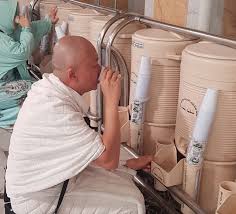 Pasti langsung ingat dengan kisahnya nabi ismail dan bundanya yaitu siti hajar. Air Zamzam Priyadi Abadi