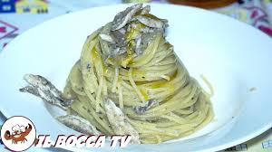 Mondate le alici tagliando dapprima la testa dei pesci, poi proseguite svuotando gli intestini, aprendole a libro per togliere la lisca centrale. 489 Spaghetti Alici E Limone E Ti Parte L Ormone Pasta Gustosissima Facile Veloce E Leggera Youtube