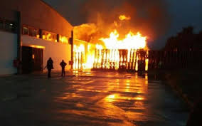 Φωτιά ξέσπασε το βράδυ της παρασκευής σε τουριστικό λεωφορείο στο κέντρο της πόλης. Twra Megalh Fwtia Se Ergostasio Sth 8essalonikh Typosthes