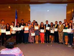 Mejores alumnos de Administración Pública y Ciencia Política recibieron  becas al mérito académico