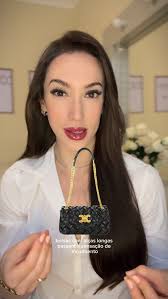 A bolsa deixou de ser só acessório… virou símbolo de ostentação! Será que  vale ostentar o que não traduz sua essência? 👛 Me conta: o que pesa mais  pra você na hora